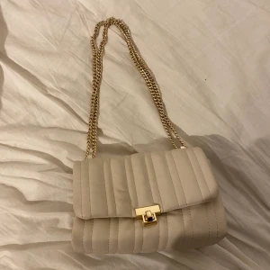 Väska Zara - Säljer denna superfina väska från Zara. Använd fåtal gånger och i ett bra skick! Frakt tillkommer! 💜