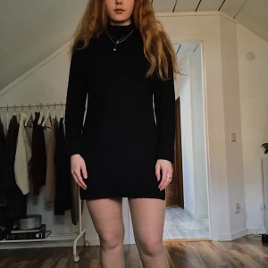 Svart stickad klänning - Svart stickad klänning med slits på båda sidorna. Från Gina tricot i stl. xs. Använd en gång, säljer på grund av för kort.