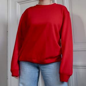 Röd sweatshirt i supermysigt typ med mjukt fleece-ish material på insidan! Storlek: L. Ursprungligen köpt: Intersport. Material: 65% polyester, 35% bomull, tvättas i 40.