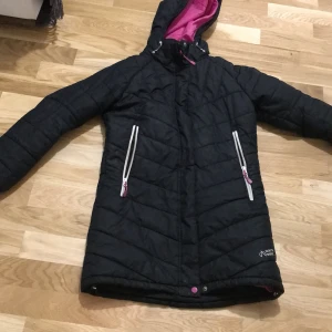 Jacka! - Snygg lång vinterjacka! Jag använde den när jag va ungefär 165 cm lång så den är kanske lite större i storleken. Skriv för fler bilder:)