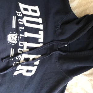 mysig vintage hoodie - en supergo hoodie köpt på beyond retro i somras, använd ett fåtal gånger! skulle säga att storleken varierar beroende på hur man vill att den ska sitta, har själv xs-s och då sitter den väldigt oversize! plagget tvättas såklart innan och smutsen på andra bilden sitter endast på spegeln. Pris kan diskuteras, men frakt ingår ej Kram❤️ 