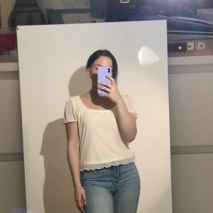 Blus - Blus i naturvit färg med mesh-lager på utsidan. Storlek M men sitter såhär fint på mig som är XS🌸 Pris 30 kr + frakt.