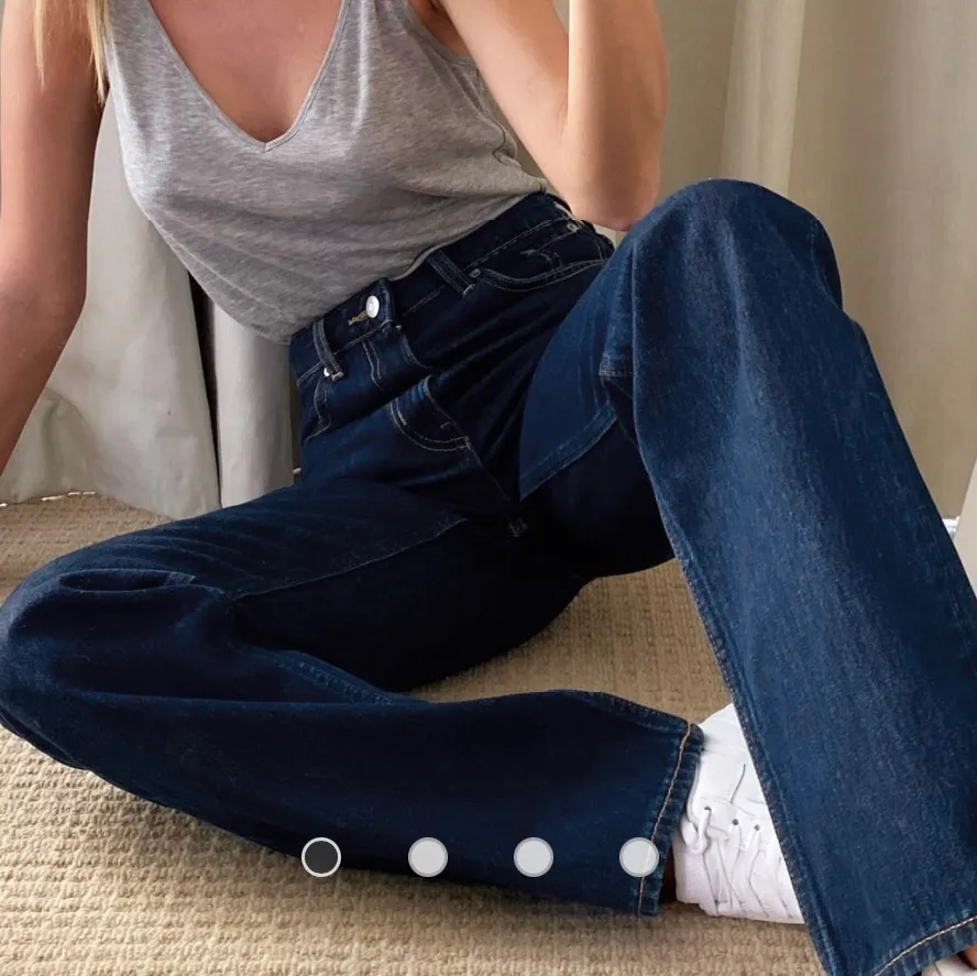 Mörkblå jeans från weekday i strl W26L30, i modellen voyage. Köpta här på Plick, men passade inte mig. Köpare står för frakt💗. Jeans & Byxor.