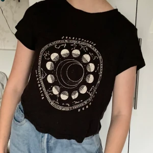 T-shirt med stjärntecken  - Svart topp med vitt tryck på. Storlek S/M beroende på hur du vill att den ska sitta. Ganska rungt tyg som faller väldigt fint. Pris 50kr + frakt. 