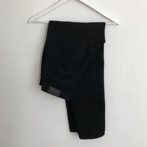 Mom jeans  - Säljer mina svarta mom jeans från Gina. Använda 1 gång och säljer på grund av att de inte kommer till användning. I jättefint skick! 💫