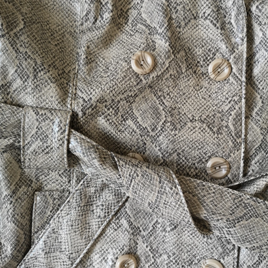 Fake läder jacka/kappa i ormskinn - 91