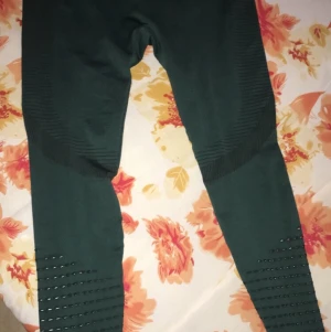 Strl L men passar även M - Ett par mörk gröna leggings med högmidja från England, de är helt nya o har aldrig använt de pga att de blev lite tajta. De passar perfekt för gymmet nu när de blir lite kallare 