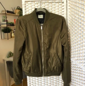 Bomberjacka - Använd men i fint skick.