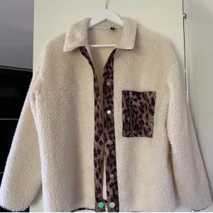 Jacka  - Säljer denna jacka ifrån zara. Vit lurvig Teddy jacka med leoparddetaljer ❤️