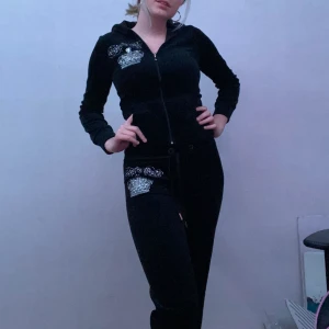 Juicy couture set  - Hejsan! Säljer ett svart juicy couture set jag köpte här på Plick men som var lite för liten. Jättefint set som jag älskar och har en härlig y2k känsla. Men spänner över brösten för mig så måste sälja. Detta är storlek S och känns faktiskt likadan som det rosa settet i stl M, så det känns som en vanlig S eller mindre S. Utsvängda byxor! 