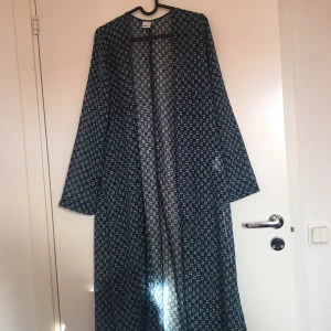 Lång kofta - XS men passar S. Slitsar i sidorna. Ge bud. 