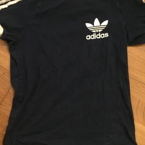 Tajt adidas t-shirt  - Storlek XS, köpare står för frakt