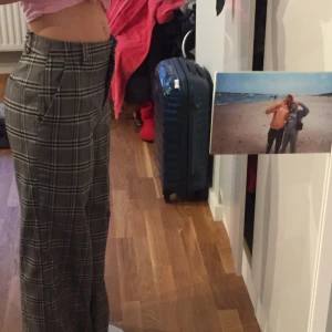 Kostym byxor från hm - Rutiga kostym byxor från hm, storlek S, jag är 164 och de passar mig. Hål vid dragkedjan, syns dock inte när dem är stängda. Köpare står för frakt