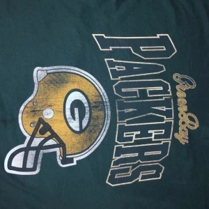 Green bay packers t shirt  - Interesse koll på min as coola vintage t shirt med ett green bay packers tryck😍 ärvt den för ett tag sen men lappen är bort klippt så kan inte säga 100% att den är äkta 💓 buda! kolla gärna in min sida för fler toppar💓