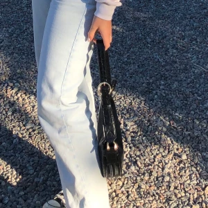 Väska från mango - En baguette väska från mango köpt förra året! Använd men i väldig bra skick, den är så fin och rymlig men använder den tyvärr inte 🖤 buda från 150