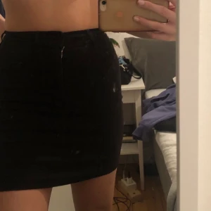 Svart jeanskjol - Säljer min svarta jeanskjol från Ginatricot då min kropp ändrats sen jag köpte den o tycker inte den passar längre. Tajt men stretchig. Bakfickor men inga fickor fram. Inte jättekort men inte jättelång. 100kr + 63kr frakt 😝