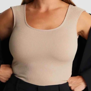  - Jag säljer min fina beiga body från Maja Nilsson Lindelöfs kollektion med Gina Tricot. Helt oanvänd med prislappen kvar! Sitter såååå snyggt och verkligen bekväm, perfekt att ha bh under, redan hunnit använda en i svart flera gånger. 