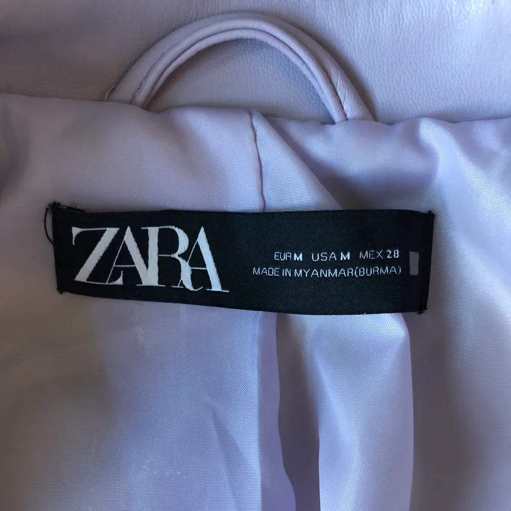 Lilla skin jacka från Zara, endast använd en gång, ny skick, storlek M, men passar även XS och S, fraktkostnad tillkommer. Jackor.