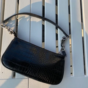 ASSNYGG VÄSKA😍 - En sån otroligt snygg och trendig väska från glitter! Tyvärr har axelbandet gått av på ena sidan men det kan man lätt sy ihop, jag är endast för lat hehe..😅 sååå trendig och passar med allt😍 frakt tillkommer!