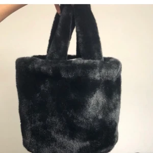 Väska! - Sjukt fin väska jag inte får någon användning utav. Frakt 49kr 😊