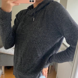 Superdry hoodie storlek Small - Supermysig och lätt hoodie från superdry. Nästan inte använd alls. Det står superdry i mitten med paljetter i samma färg som hoodien om det inte syns så bra pp bilderna. Köptes för 500 kr. Kan mötas upp i Göteborg💙