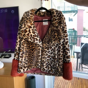 Leo Faux från Baum und pferdgarten - Den populära ”Bellona” jackan från Baum und pferdgarten i leopardmönster, strl 24/36. Nypris 4300 kr. 