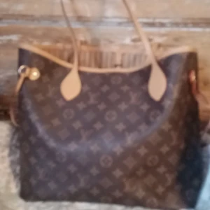 Louis vuitton väska - Louis vuitton väska till sälje ganska stor fin. Men axel banden är lite fulla men kan fixa det 