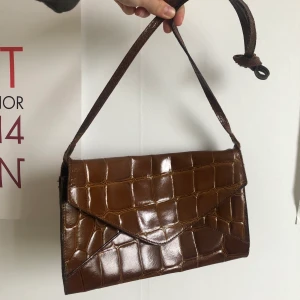 Italiensk kuvertväska - En axelrems- eller handväska i skinn. SAMFRAKTAR