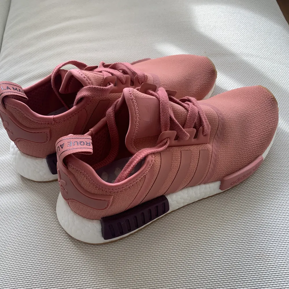 Adidas nmd skor i färgen rosa/gammaldags rosa. Storlek 39,5 om man utgår från storleksmärket i skon. Enbart provade, säljes pga används ej. Nypris 1399kr. . Skor.