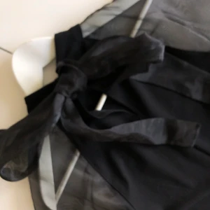 JA så snygg festklänning - SKITSNYGG festklänning inköpt för nyår, men användes aldrig. Ligger bara i garderoben och väntar på någon som kan rocka den. Snygga ärmar i mesh, samt en jättefin rygg med långa knytband (också i mesh). Köpare står för frakt🖤🖤