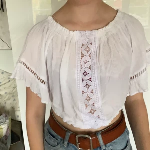 Vit topp/blus - Superfin vit, somrig spetstopp, perfekt till midsommar ellr skolavslutningen. Går att ha både på axlarna och offshoulder. Använd några gånger och i väldigt fint skick. Storlek 40 men passar 34-40 då personen på bilden i vanliga fall har 34/36. Pris 100kr + frakt🌶