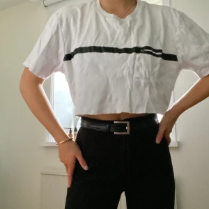 Croppad vit t-shirt - Vit t-shirt med svart rand och ficka från selected homme. Jag är strlk S men passar även Xs o M. 