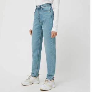 Lash seven blue WEEKDAY jeans, använda två gånger. Tror frakt kostar ca 100kr annars möts jag upp i Sthlm💋