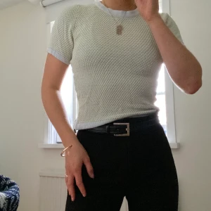 Blågrön tröja i stickat tyg  - Fin tröja i fint stickat tyg med struktur, från zara. 