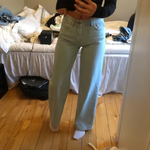 Jeans - Helt nya och oanvända jeans från junkyard. Säljes då dom är för korta på mig. Är ca 175