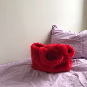 Väska i fuskpäls - Röd väska i fuskpäls från monki. Fri frakt!