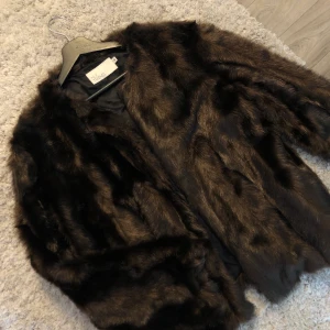 Pälsjacka  - Fin oanvänd pälsjacka från Nelly. 250kr inklusive frakt ✨