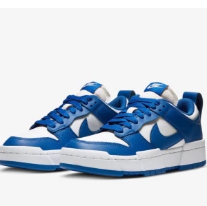 DUNK LOW DISRUPT - Säljer dessa dunk low disrupt. Ej använda, endast prövade. Säljer då jag upplever att dessa är lite för små för mig. Färg: GAME ROYAL. Stockx värde ca 1400kr