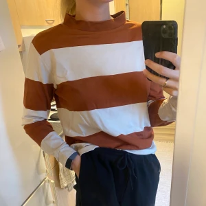 Tröja  - Superskön tröja från Lindex. Strl small. Kan skicka om köparen står för fraktkostnad. Annars kan jag mötas upp i Halmstad.