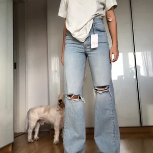 Raka slitna jeans - Säljer ett par skitsnygga nya jeans från Zara i storleken 38💕🥺 skulle säga att de även passar en 36 som jag men säljer för att jag vill ha det lite tajtare i midjan🥰 skitsköna och sitter skitsnyggt!! Raka ben, jag är 172cm lång❤️