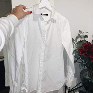 En vit skjorta från ginatricot i storlek 34, inga konstigheter och frakten betalas av köparen :) gratis frakt.