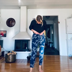 Blå byxor - Blå byxor med resår och snörning i midjan. Använda ett fåtal gånger och i ett jättefint skick. GRATIS FRAKT🦋