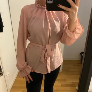 Rosa blus - Den är storlek S men den är lite stor så den skulle passa M också. 