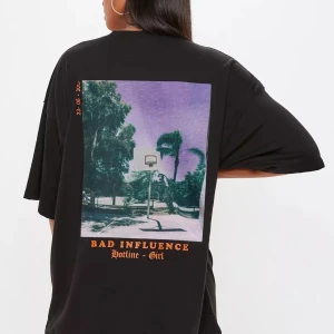 Oversized t-shirt - Helt ny oversized T-shirt med prislappen kvar. Säljs pga att den inte riktigt passa mig… Från missguided och slutsåld på hemsidan💕 Passar allt från XS-L beroende på hur man vill att den ska sitta. Frakt 63kr 🚚 📦