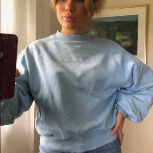 Blå sweatshirt - 💙💙Favoritfärgen! En så fin sweatshirt med citatet ”the world is yours” och med världskartan på ryggen vilket gör sweatshirten så unik. Tröjan är från Weekday och är i storlek XS, lite oversized. Hör av er vid intresse!