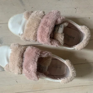 skor från zara - säljer dessa unika och snygga skor från zara i storlek 38. har inte fått tillfälle att använda de och säljer de nu, oanvända 