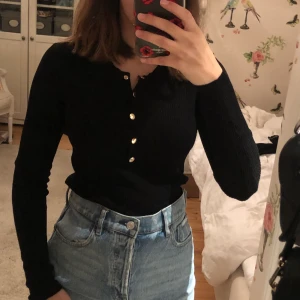 Zara topp - Zara topp, sparsamt använd. Svart med guld knappar. Perfekt till hösten! Fraktar endast då jag har sjukt mycket att göra just nu💗 skickas spårbart!