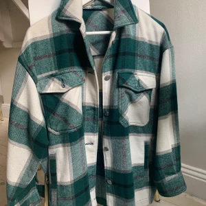 skjortjacka från zara  - använd fåtal gånger så nästan ny! Frakt betalar du