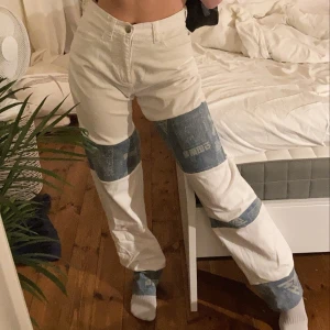 patchwork jeans💙 - patchwork jeans gjorda utav två stycken olika begagnade jeans! passar storlek XS/S bäst!😍👏🏻