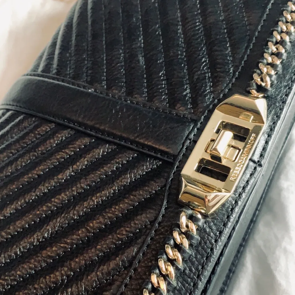 Säljer min ”Love crossbody with chain” från Rebecca Minkoff. Nypris 3228:- , väskan är i väldigt gott skick. Skickas med dustbag.. Väskor.